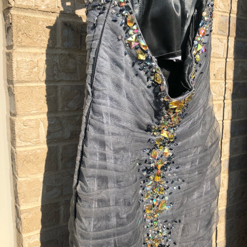 STUNNING Formal Dress - Picture 8 of 16